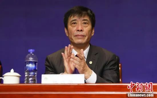 女人把尿口扒开让男人捅